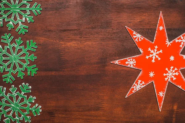Feito à mão pintado em estrela de madeira vermelha e branca — Fotografia de Stock