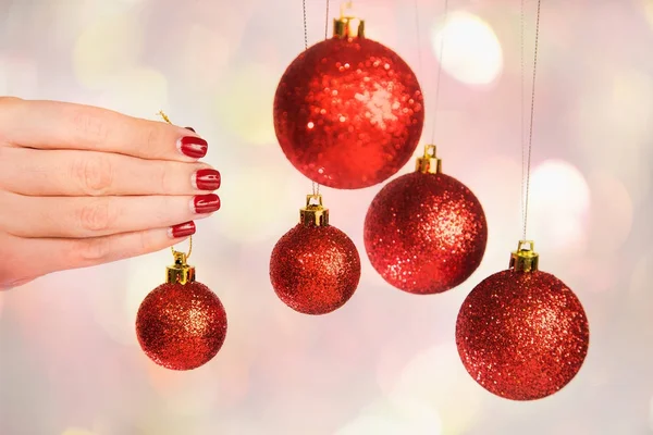 Femme tenant des boules de Nouvel An prêt à décorer l'arbre — Photo