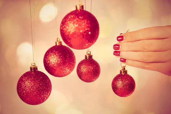 Femme tenant des boules de Nouvel An prêt à décorer l'arbre — Photo