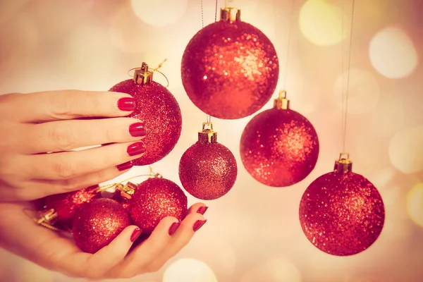 Femme tenant des boules de Nouvel An prêt à décorer l'arbre — Photo