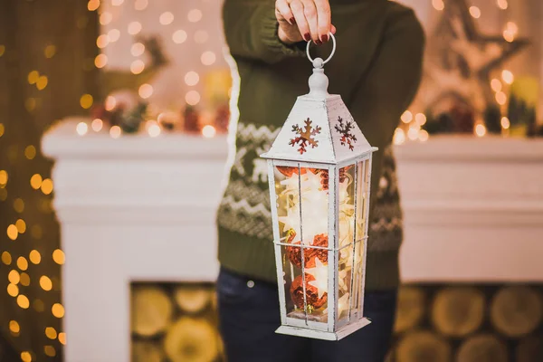 Mulher segurando decoração de Natal em mãos — Fotografia de Stock