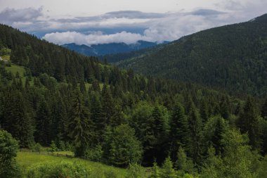 güzel bir bulutlu dağ manzarası