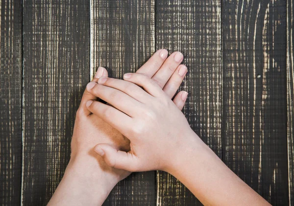 Volwassen vrouwelijke en kleine kind handen — Stockfoto