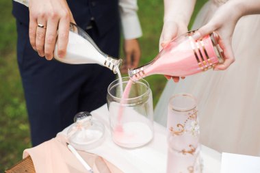Gelin ve Damat Düğün kum töreni sırasında