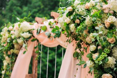 ahşap kare ve çiçek gül süslemeleri ile yapılan yer 