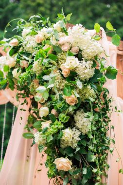 ahşap kare ve çiçek gül süslemeleri ile yapılan yer 