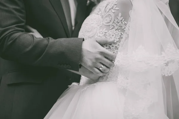 Primer plano de las manos de la pareja de boda caucásica — Foto de Stock