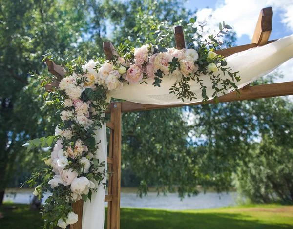 Wooden square and floral decorations — Stock Photo, Image