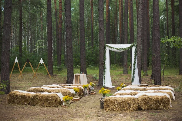 Loc în lemn vechi de toamnă pentru ceremonia de nuntă — Fotografie, imagine de stoc