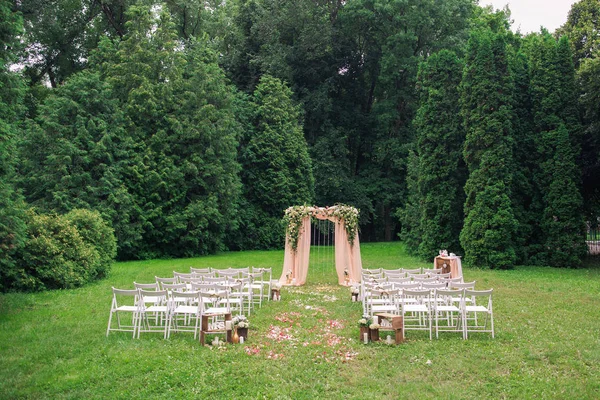 Place made with wooden square and floral roses decorations — Stock Photo, Image