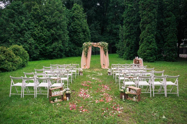 Locul frumos realizat cu trandafiri pătrați și florali din lemn — Fotografie, imagine de stoc