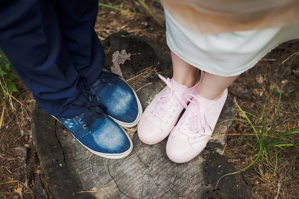 Bonito engraçado casamento casal de pé no velho toco em madeira — Fotografia de Stock