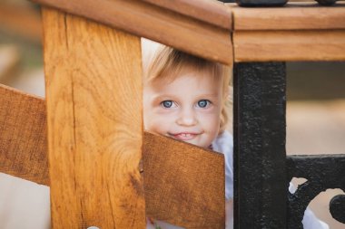  küçük beyaz kız palaing saklambaç