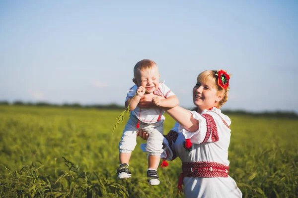 Ritratto di famiglia ucraina etnica — Foto Stock