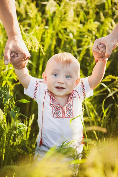 Ritratto di neonato ucraino etnico — Foto Stock