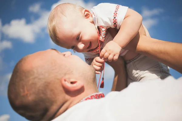 Portret van etnische Oekraïense familie — Stockfoto