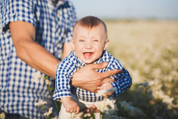 滑稽快乐的笑无牙的白种婴儿 — 图库照片