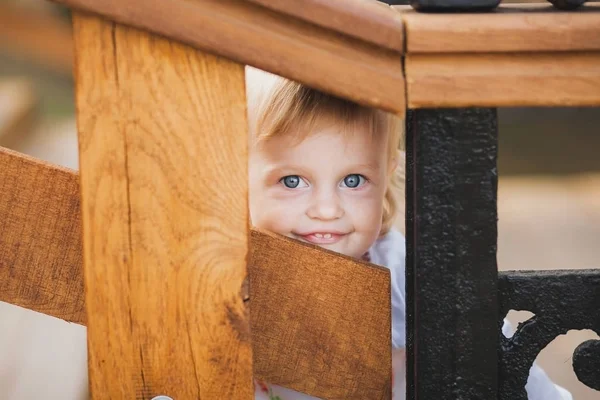 Lilla kaukasiska flicka palaing kurragömma — Stockfoto