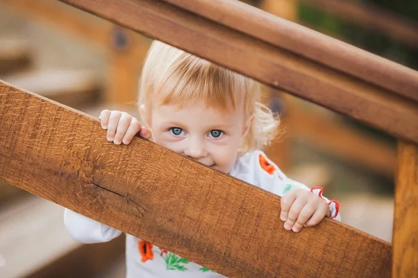 Piccola ragazza caucasica palaing nascondere e cercare — Foto Stock