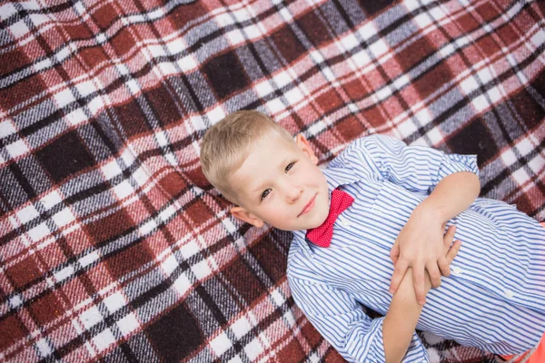 Porträtt av Söt rolig liten kaukasiska pojke — Stockfoto