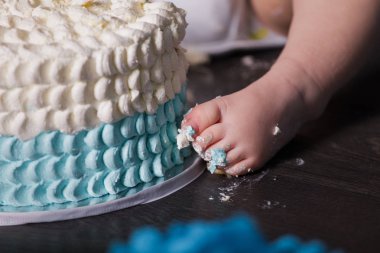 1 yaşındaki bebek çocuk ilk doğum günü kutluyor