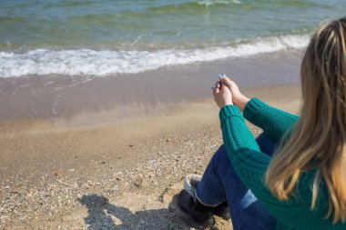 Beyaz genç kadın rahatlatıcı