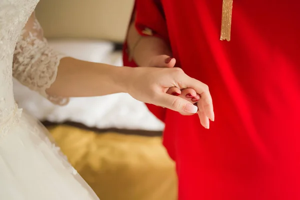 Young bride and her mother hands — Stock Photo, Image