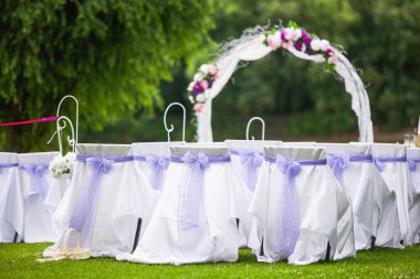 Düğün dekor beyaz ve mor renkler