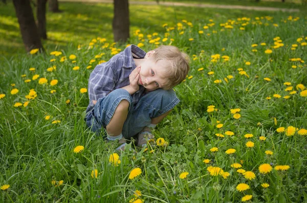 Gros plan portrait de petit garçon drôle mignon — Photo