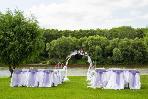 Decor de nunta in culori albe si violet — Fotografie, imagine de stoc