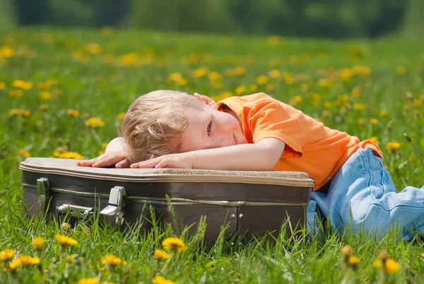 Carino piccolo turista divertente pronto a viaggiare — Foto Stock