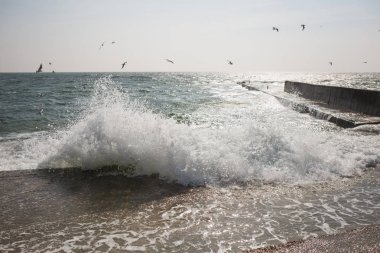 Deniz su sıçramasına bahar fırtınalı gün
