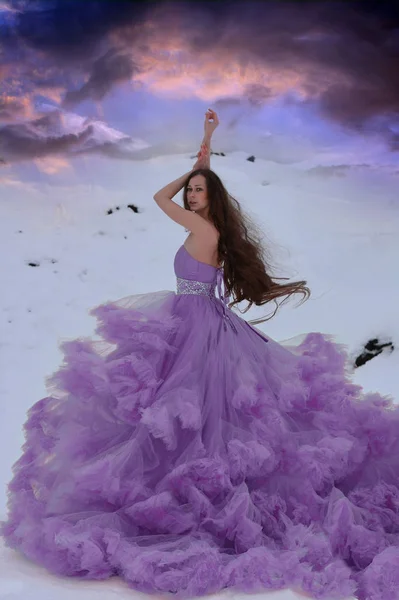 Elmas küpe bir gelinlik bir gelinlik gelinle lüks