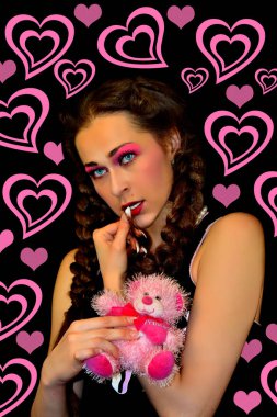 Kırmızı dudaklı güzel bir kızın portresi..