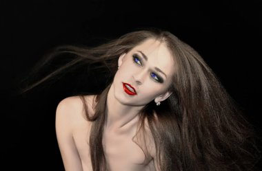 Güzel bir kadınla akşam makyaj, kırmızı dudaklar ve bukleler. Güzellik.