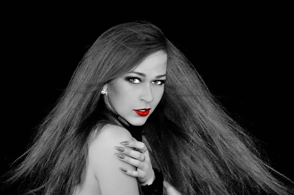 Güzel esmer kız bir mükemmel düz saç ve klasik makyaj ile hareket ettirin. Güzellik.