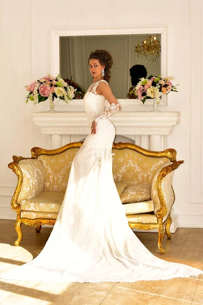 Freude Elegante Noble Braut Mit Diamantohrringen Platinschmuck — Stockfoto