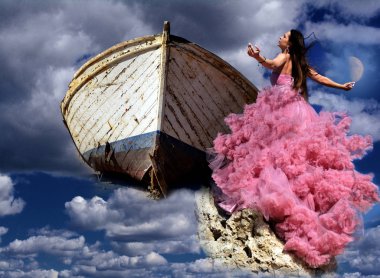 Uçuş elbisesi içinde güzel bir manken. Sürrealite. Müzik..