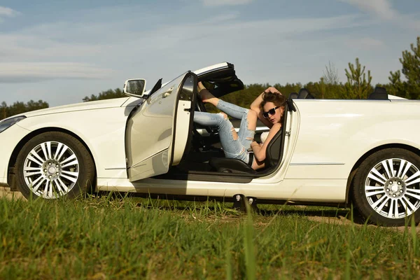 Güzel seksi kadın beyaz bir Cabriolet.