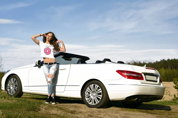 Güzel seksi kadın beyaz bir Cabriolet.