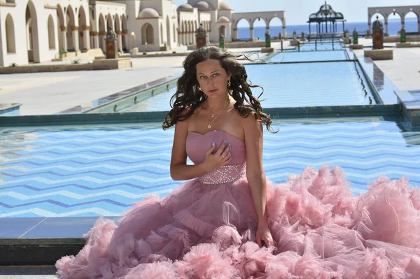 Gelinlik içinde muhteşem bir prenses.