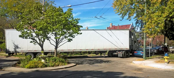Semi-truck Negotiating a Tight Turn — Stock Photo, Image