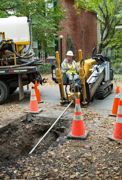 Travailleur de pipeline qui exploite une perceuse directionnelle horizontale — Photo