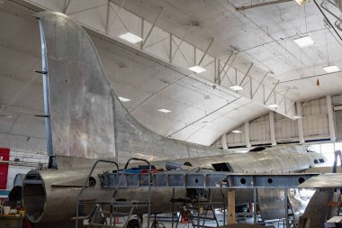 Memphis Belle restorasyon, kuyruk sabitleyici ve kanat