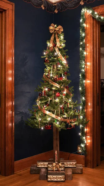Árvore de Natal vitoriana contra a parede azul marinho — Fotografia de Stock