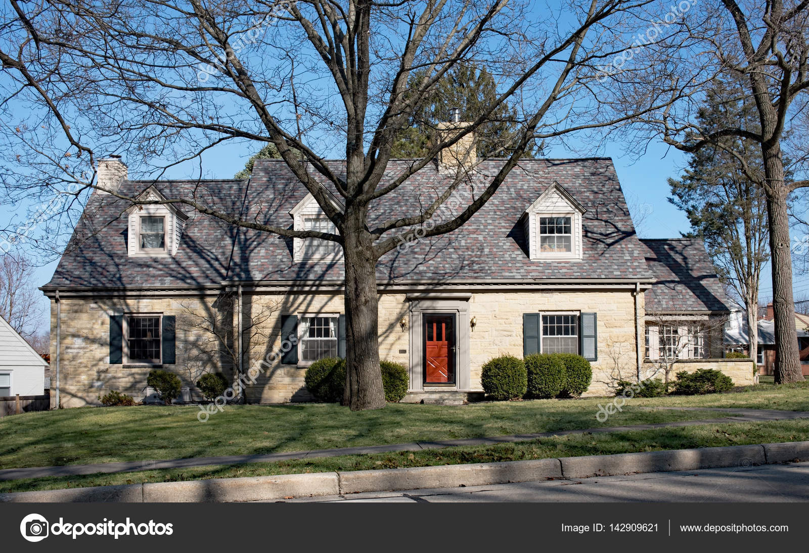 Antigua casa en las tierras bajas — Foto de stock © Lawcain #142909621