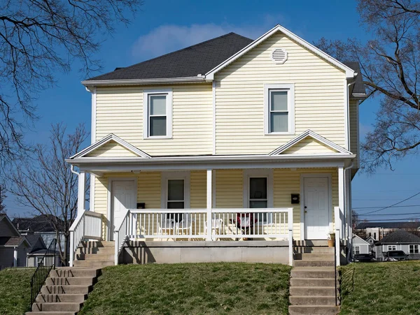 Sarı Midwest dubleks ev — Stok fotoğraf