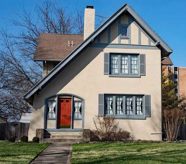 Lutande tak Cottage — Stockfoto