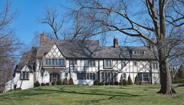 Antigua casa en las tierras bajas — Foto de stock © Lawcain #142909621