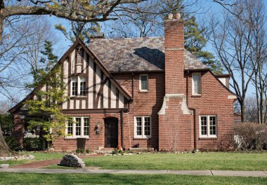 Eski tuğla Tudor House arduvaz çatılı İngilizce 